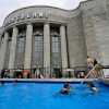 Berliner Volksbühne eröffnet Schwimmbad vor der Theatersaison