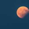 Totale Mondfinsternis: Ein kupferrotes Jahrhundert-Spektakel